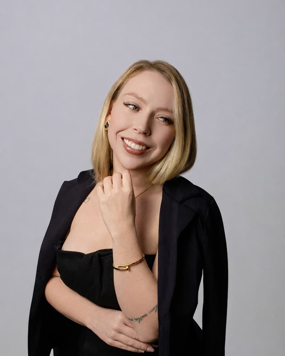 Dra. Graziely Menegassi sorrindo, em foto de estúdio